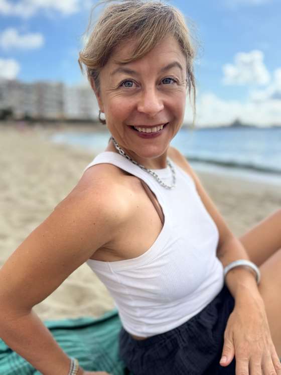 Lea Wernli lacht am Strand, weisses Top, Silberkette